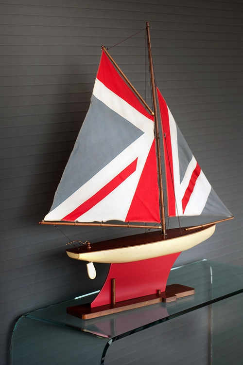 Boat with UK flag 1190d